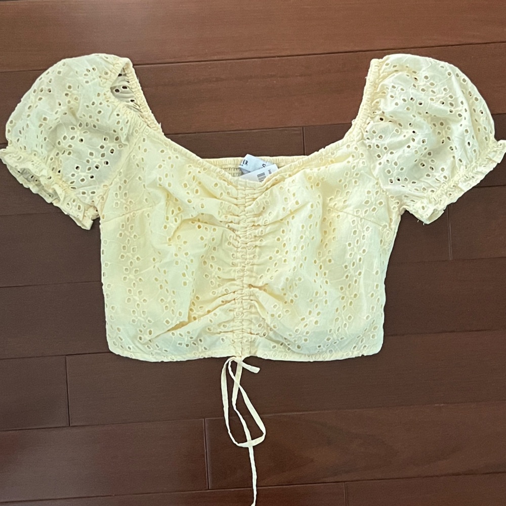 HOLLISTER NWT Yellow Eyelet Scrunch Crop Top